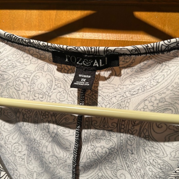 Roz & Ali Black and White Paisley V-Neck Top - Picture 4 of 4